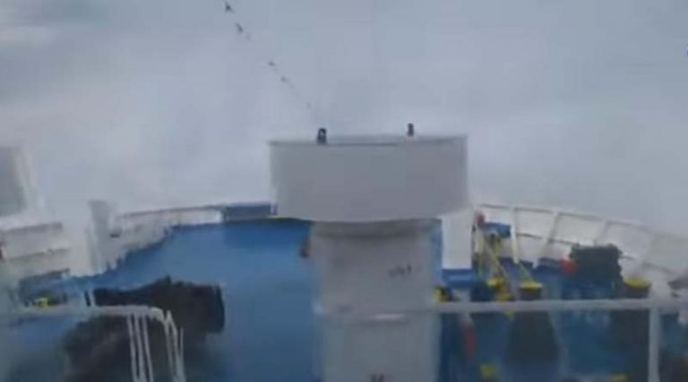 Συγκλονιστικό βίντεο:Τα κύματα «καταπίνουν» το Fast Ferries Andros