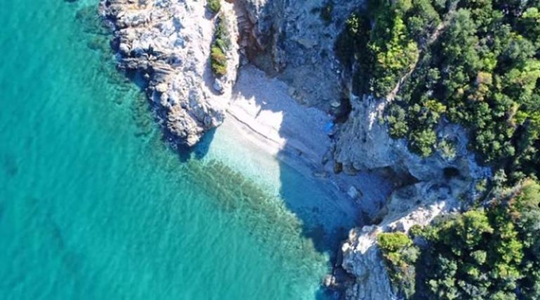 Μαραθώνας: Η κρυφή παραλία που θυμίζει το Ναυάγιο της Ζακύνθου (βίντεο)