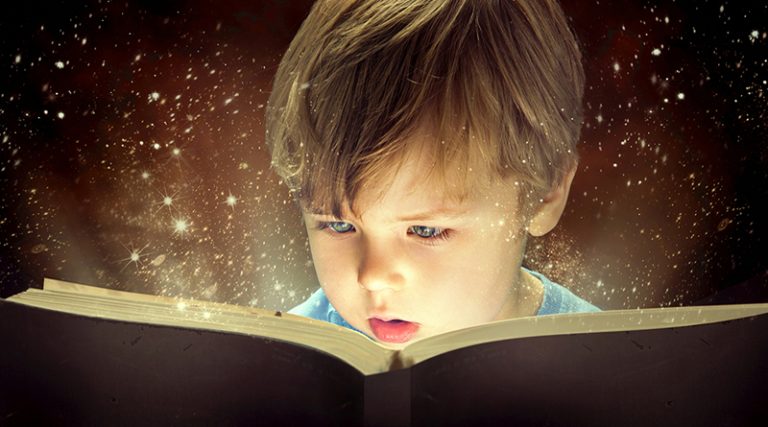Ραφήνα: «Κόκκινη κλωστή δεμένη…» – Την Πέμπτη η αγαπημένη Φιλόλογος Χρ. Παναγιώτου διαβάζει παραμύθια στα παιδιά