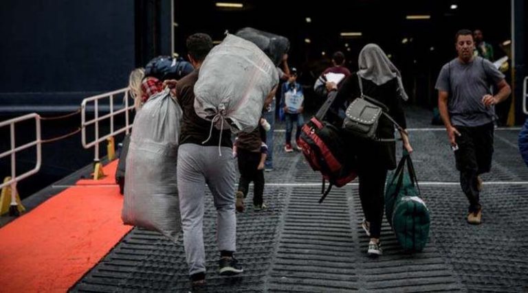 Πρόσφυγες από τα νησιά μεταφέρονται σε ξενοδοχεία στον Μαραθώνα