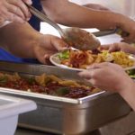 «Βρήκαμε κατσαρίδα στο σάντουιτς»: Νέες αποκαλύψεις για τα σχολικά γεύματα