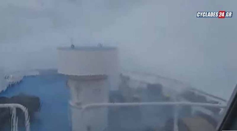 Η στιγμή που πελώρια κύματα σκεπάζουν το “Fast Ferries Andros”! Χάθηκε το κατάστρωμα (video)