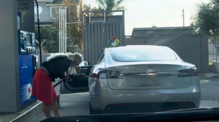 Γυναίκα προσπαθεί να γεμίσει το ηλεκτρικό της αυτοκίνητο με βενζίνη! (βίντεο)