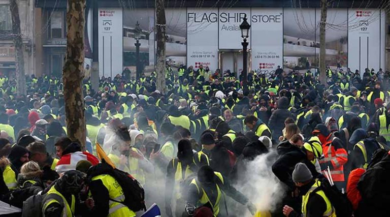 «Κίτρινα γιλέκα»: «Κόλαση» στο Παρίσι – Οδομαχίες, δακρυγόνα και πλαστικές σφαίρες