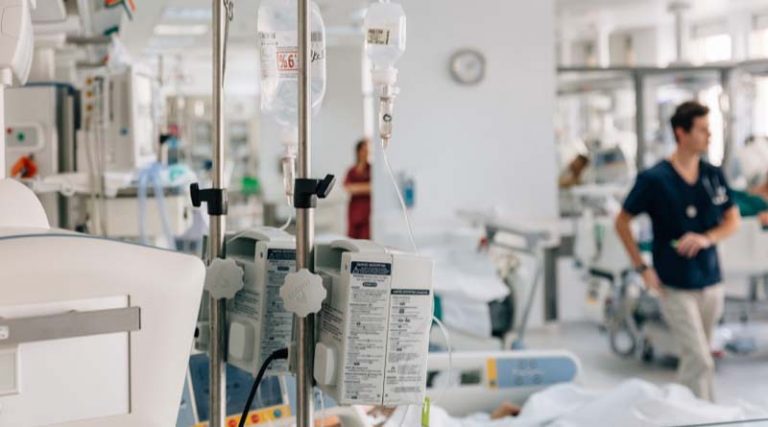 Πέθανε από κορονοϊό 42χρονος πνευμονολόγος που… πολεμούσε τον ιό