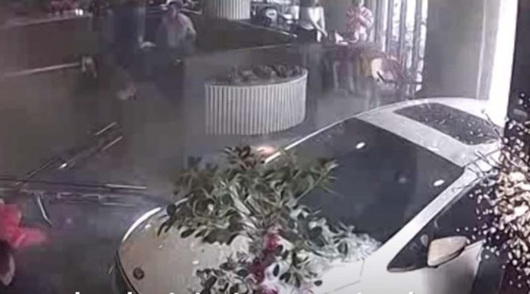 Οδηγός χωρίς δίπλωμα “μπούκαρε” σε εστιατόριο – Δύο τραυματίες (video)