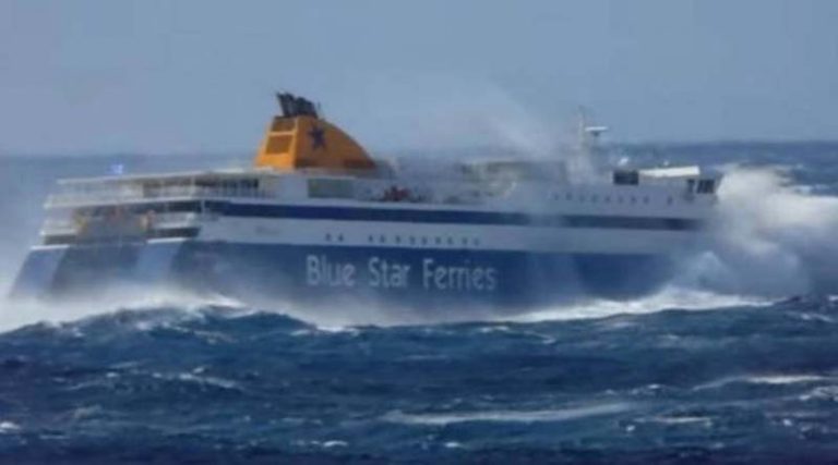 Η στιγμή που πελώρια κύματα «σφυροκοπούν» το Blue Star Naxos μεσοπέλαγα! (video)