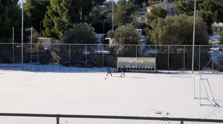Ραφήνα: Το γήπεδο ποδοσφαίρου μετατράπηκε σε γήπεδο του… χόκεϊ (φωτό)