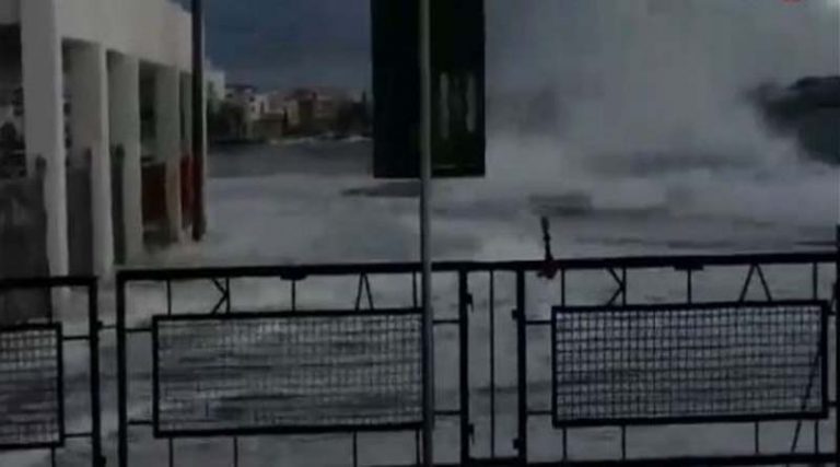 Μεγάλα κύματα «καταπίνουν» το λιμάνι της Τήνου (βίντεο)