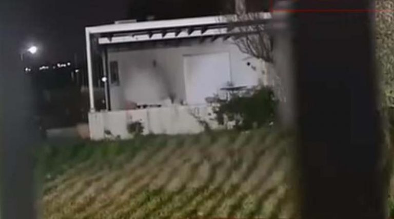 Σε αυτό το πυρόπληκτο σπίτι στο Μάτι συνελήφθησαν οι δραπέτες από τις Φυλακές Κορυδαλλού (βίντεο)
