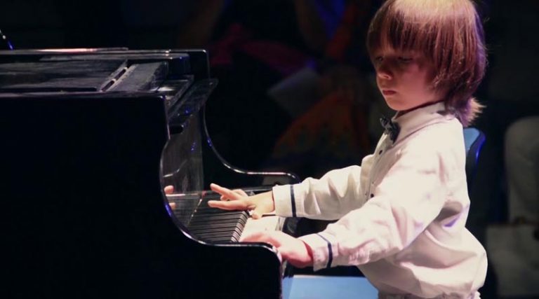 Το παιδί-θαύμα από τη Νέα Μάκρη,  είναι ο νεότερος Έλληνας που έχει δώσει συναυλία στο Carnegie Hall!