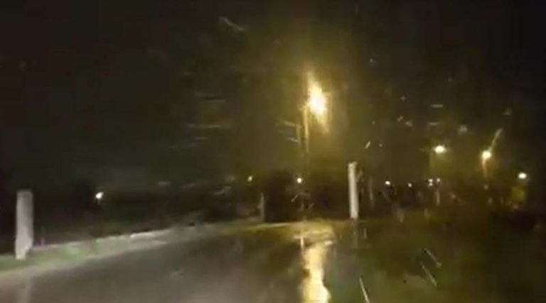 Χιονίζει στους δρόμους της Ραφήνας (video)