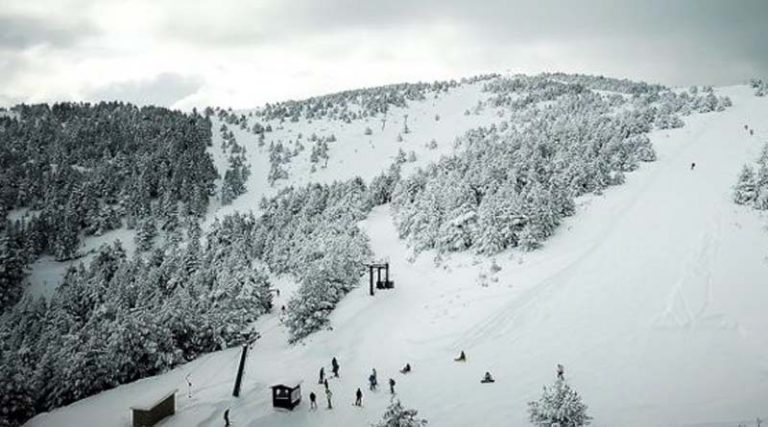 Ποια ελληνικά χιονοδρομικά κέντρα λειτουργούν ήδη, ποια θα ανοίξουν, πού υπάρχει χιόνι