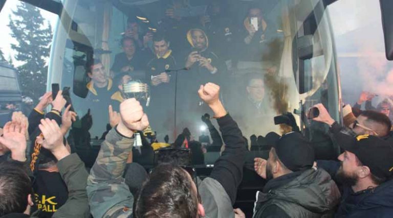 AEK: Υποδοχή πρωταθλητών! «Τρέλα» για τους παίκτες της Ένωσης στο αεροδρόμιο (video)