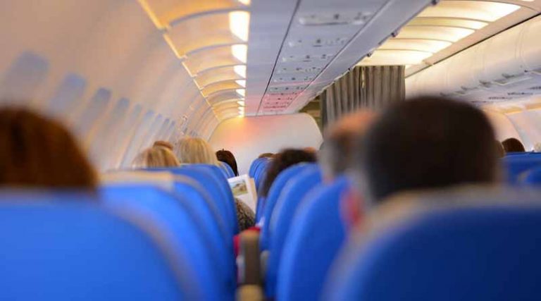 Τρόμος σε πτήση: Νόμιζαν ότι είχε αποκοιμηθεί αλλά τελικά ήταν νεκρή