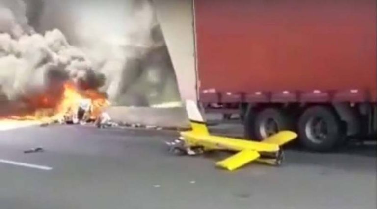 Φριχτό δυστύχημα: Ελικόπτερο συγκρούσθηκε με νταλίκα εν κινήσει – Νεκρός γνωστός δημοσιογράφος