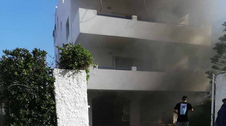 Συναγερμός στη Ραφήνα από φωτιά σε πολυκατοικία (φωτό)