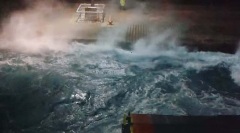 Μύκονος: Αποκολλήθηκε το φορτηγό πλοίο που προσάραξε στο παλιό λιμάνι