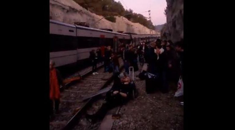 Ένας νεκρός κι οκτώ τραυματίες σε μετωπική σύγκρουση τρένων (video)