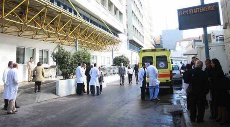 Στα όριά του το νοσοκομείο Ευαγγελισμός: Δεν σταματούν να καταφθάνουν ασθενοφόρα
