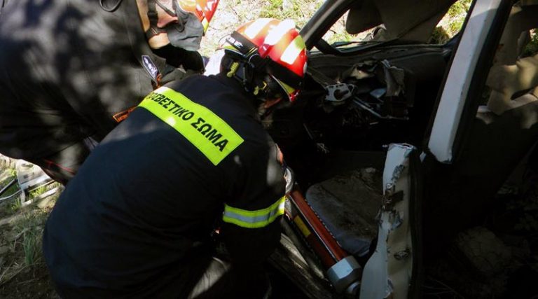 Νέα Μάκρη: Τροχαίο ατύχημα με τραυματίες στη Λ. Διονύσου – Απεγκλώβισε άτομο η Πυροσβεστική