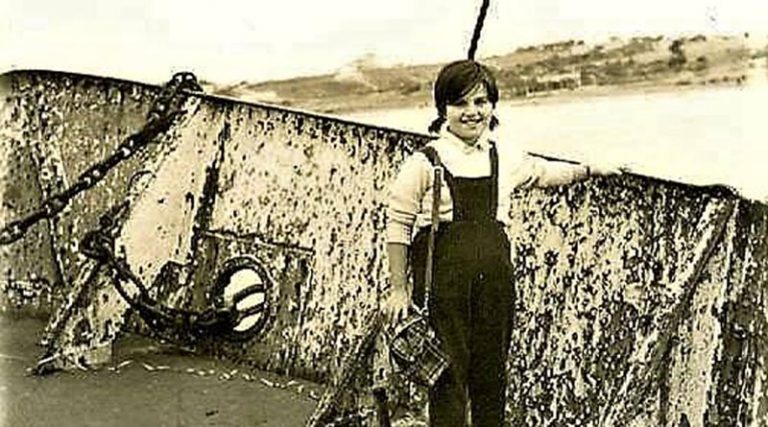 Ραφήνα: Στην πλώρη του τσιμεντόπλοιου κάπου στα πρώτα χρόνια της δεκαετίας του ’60 (φωτό)
