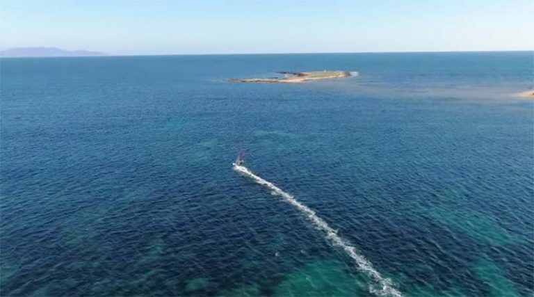 Εναέρια πλάνα από θαλάσσια σπορ στις παραλίες της Αρτέμιδας (video)