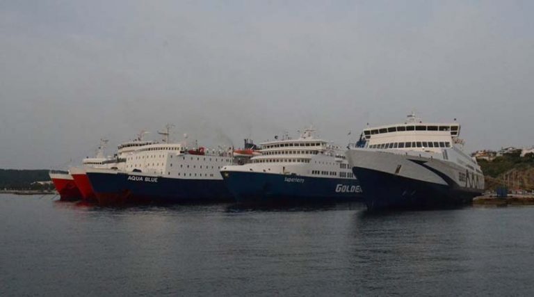 Μεγάλη Πέμπτη: Έξι πλοία δεμένα στο λιμάνι της Ραφήνας
