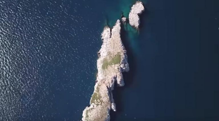 Το νησί με τις φώκιες απέναντι από τον Μαραθώνα, που άφηναν όσους ήταν καταδικασμένοι να πεθάνουν από δίψα (βίντεο)