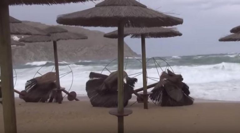 Μύκονος: Η θάλασσα βγήκε στη στεριά- Έως και 10 μποφόρ οι άνεμοι (βίντεο)