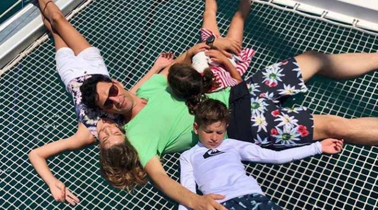 Σάκης Ρουβάς: Κάνει paddleboard με τα τέσσερα παιδιά του (Φωτο)