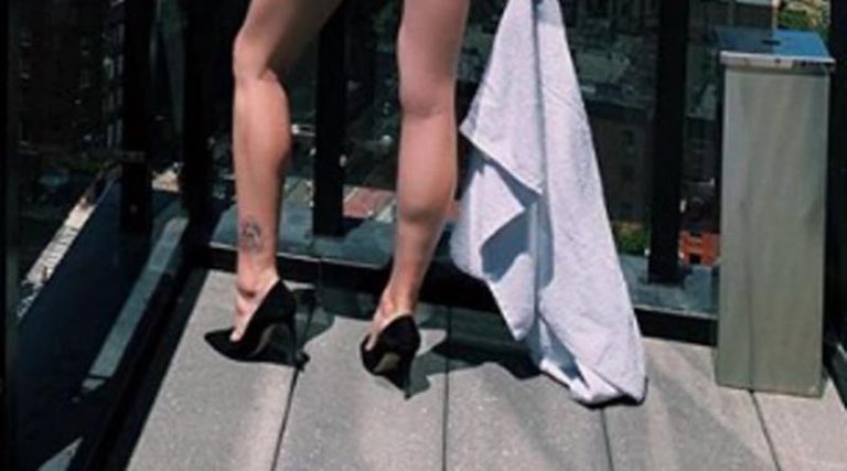 Πέταξε τα ρούχα της και βγήκε γυμνή στο μπαλκόνι του ξενοδοχείου! (φωτό)