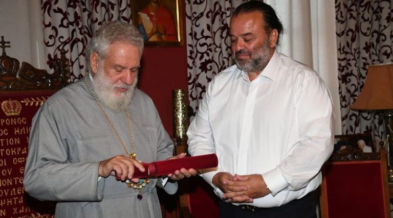 O Μάριος Ηλιόπουλος βραβεύτηκε από τον Μητροπολίτη Δωρόθεο για την προσφορά του στις Κυκλάδες