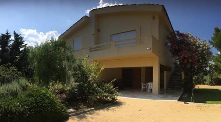 Ραφήνα: Ενοικιάζονται 125 τ.μ κατοικίας σε κατάφυτη έκταση στην οδό Αρίωνος