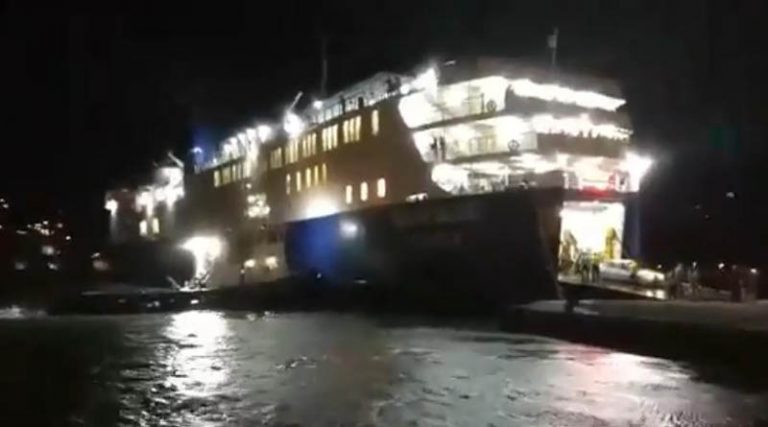 Άνδρος: Πλοίο δεν μπορεί να δέσει από τα μποφόρ και το σπρώχνει ρυμουλκό! (video)