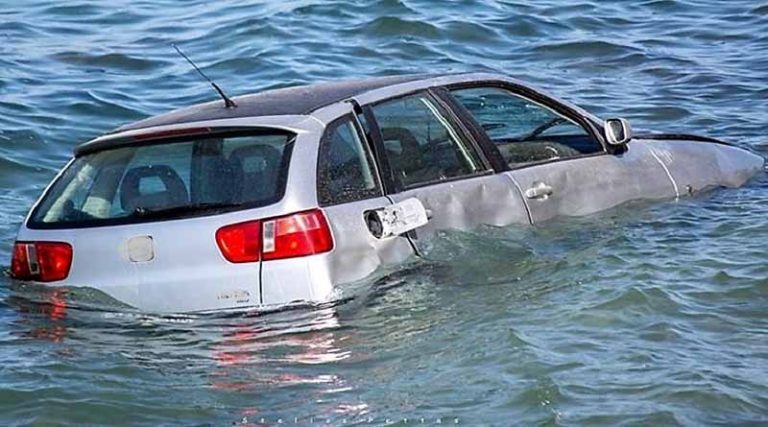 Περίεργο περιστατικό στο Λαύριο – Αυτοκίνητο βρέθηκε στη θάλασσα!