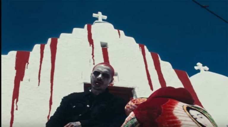 Οργή στη Μύκονο με βίντεο κλιπ πασίγνωστου τραγουδιστή – Αίματα σε εκκλησίες και αποκρουστικές φιγούρες