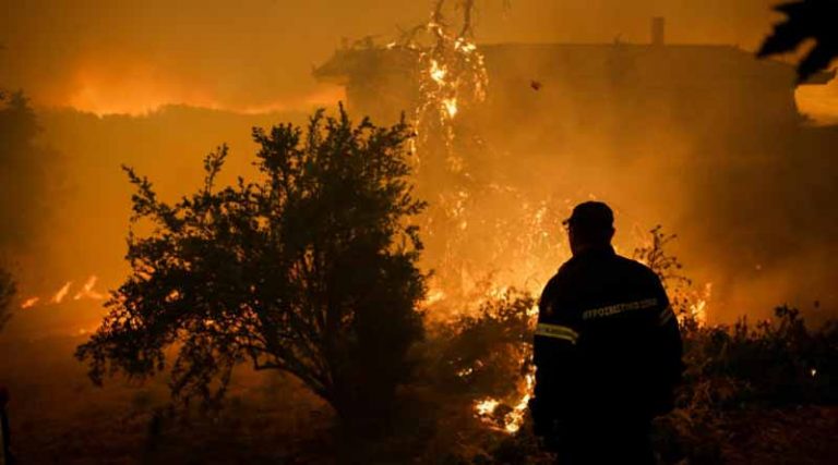 Η Εύβοια φλέγεται – Εκκενώθηκαν τέσσερα χωριά – Περικυκλωμένο από τις φλόγες το Μακρυμάλλη