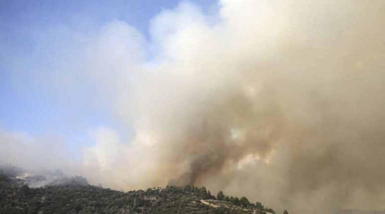 Δορυφορική εικόνα από τις πυρκαγιές: Μαύρος καπνός καλύπτει τον ουρανό της Ελλάδας