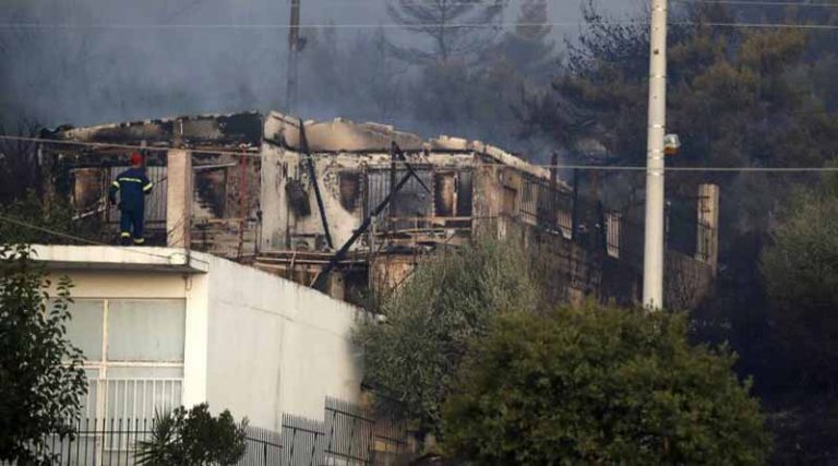 Φωτιά Υμηττός: Εικόνες που σοκάρουν – Καμένα σπίτια και άνθρωποι στις ταράτσες