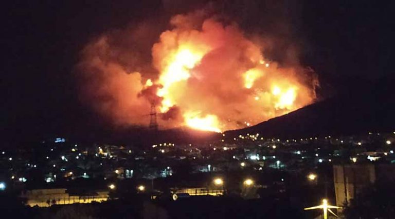 Μεγάλη φωτιά στον Υμηττό – Εκκενώθηκαν σπίτια στην Παιανία, κλειστή Αττική Οδός και Κατεχάκη