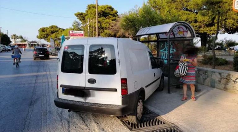 Αρτέμιδα: Το παρκάρισμα της χρονιάς σε στάση λεωφορείου! (φωτό)
