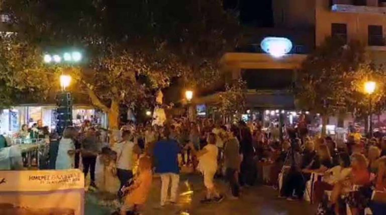 Φοβερό γλέντι στην πλατεία της Ραφήνας! Χορός, κέφι, τραγούδι (φωτό+video)