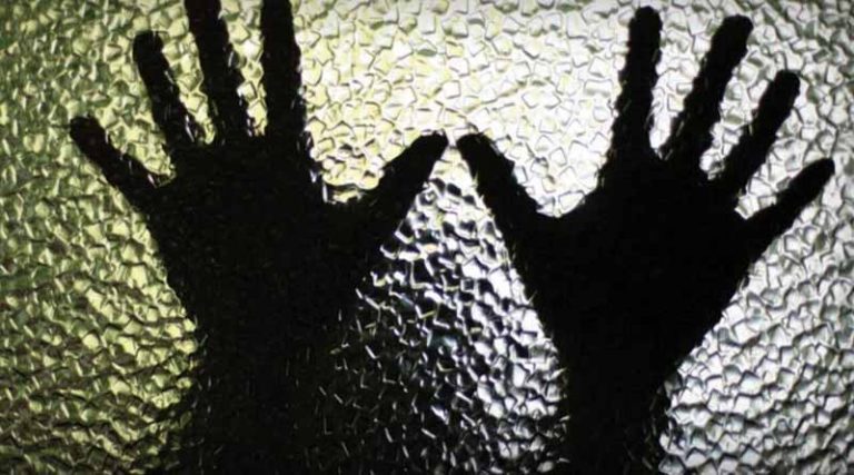 «Χειροπέδες» σε αστυνομικό για ενδοοικογενειακή βία