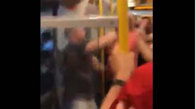 Απίστευτο ξύλο στο μετρό μεταξύ οπαδών! (video)