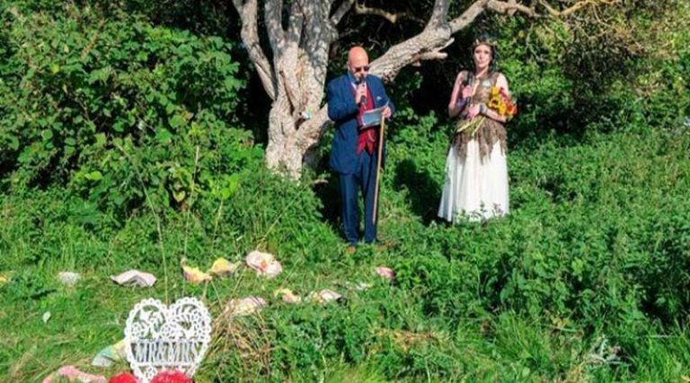 Απίστευτο: 34χρονη «παντρεύτηκε» ένα δέντρο! (φωτό)