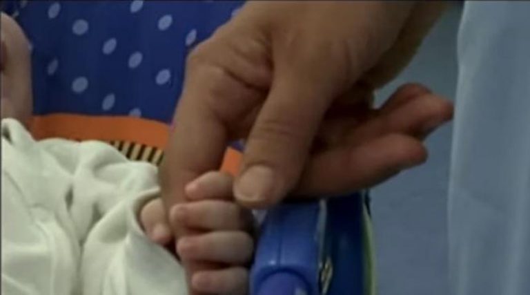 Μαιευτήριο έδωσε λάθος μωρό σε ζευγάρι! Η μητέρα το θήλασε και την επόμενη τους έδωσαν το…σωστό! (βίντεο)