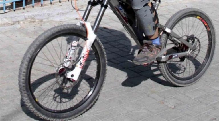 Ανήλικοι κλέφτες καταγράφονται τη στιγμή που αρπάζουν ποδήλατο από αυλή σπιτιού