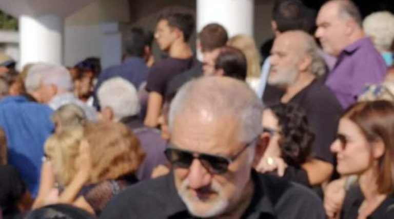 Ράγισε καρδιές ο Νίκος Πορτοκάλογλου στην κηδεία του Λαυρέντη – «Χθες θα τραγουδούσαμε στο Ηρώδειο και σήμερα»