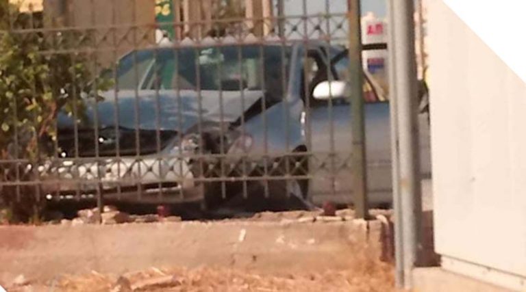 Αρτέμιδα: Αυτοκίνητο κατέληξε σε μάντρα σπιτιού! (φωτό)